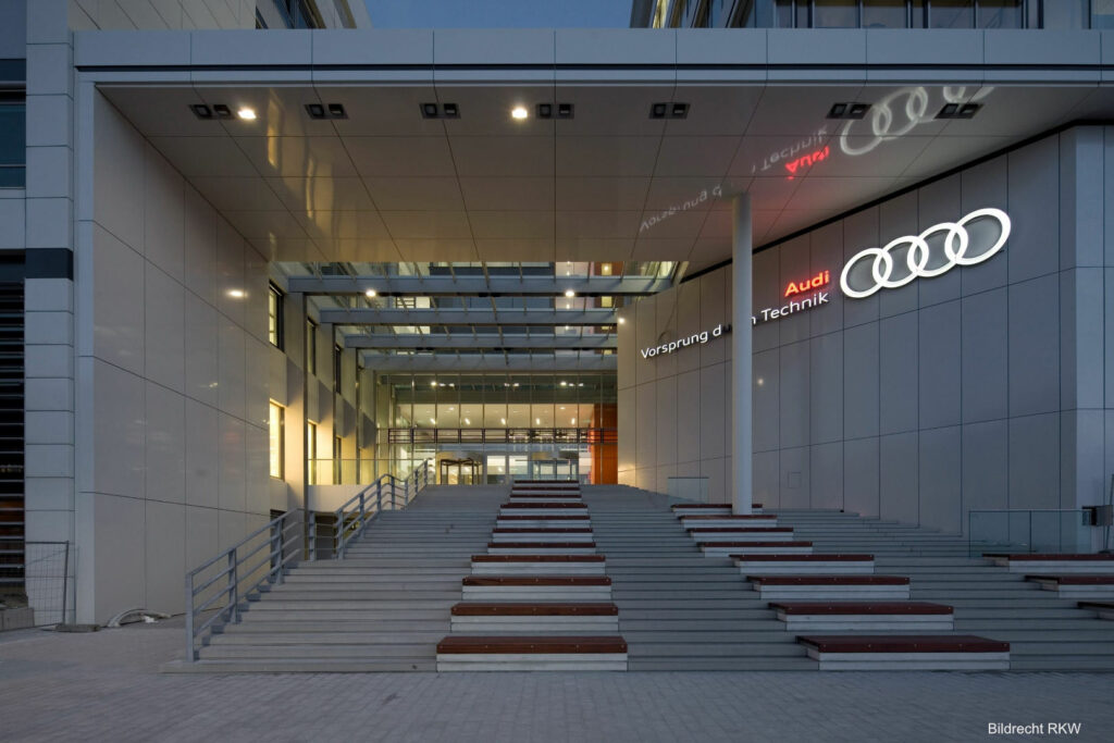 AUDI_AG_T02_SE_Forum_Ingolstadt_Büoraumplanung_Umzugsmanagement_Aussenansicht_Nacht