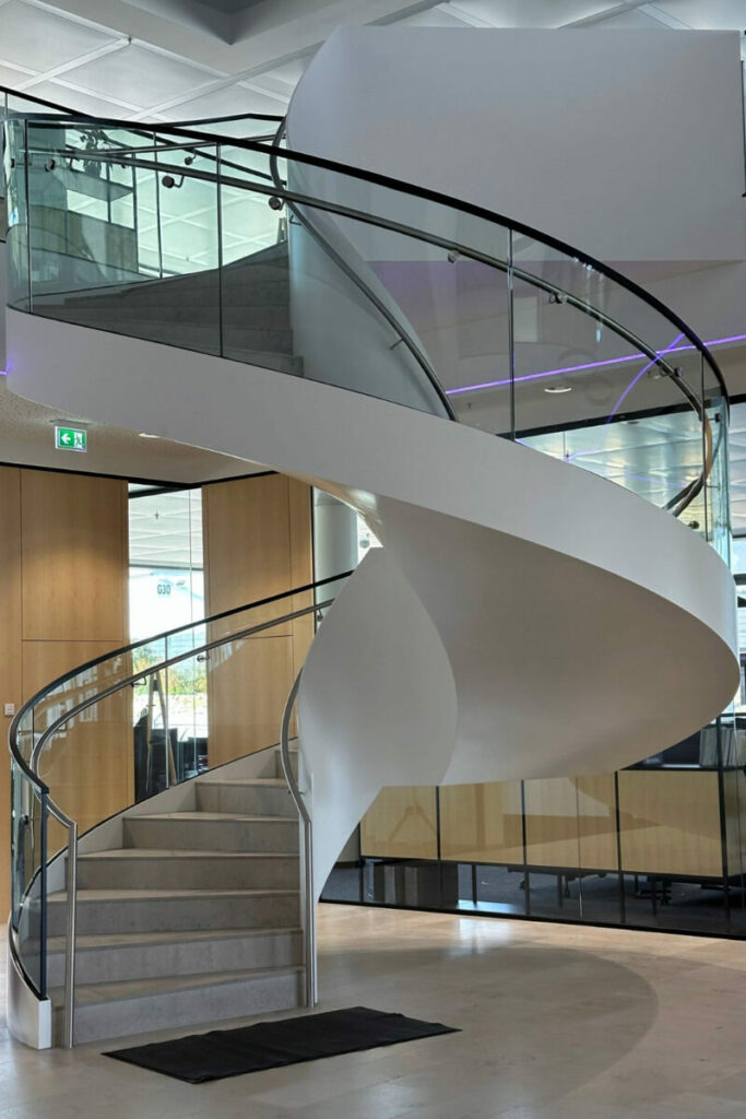 Die Wendeltreppe im Foyer ist ein besonderes Highlight