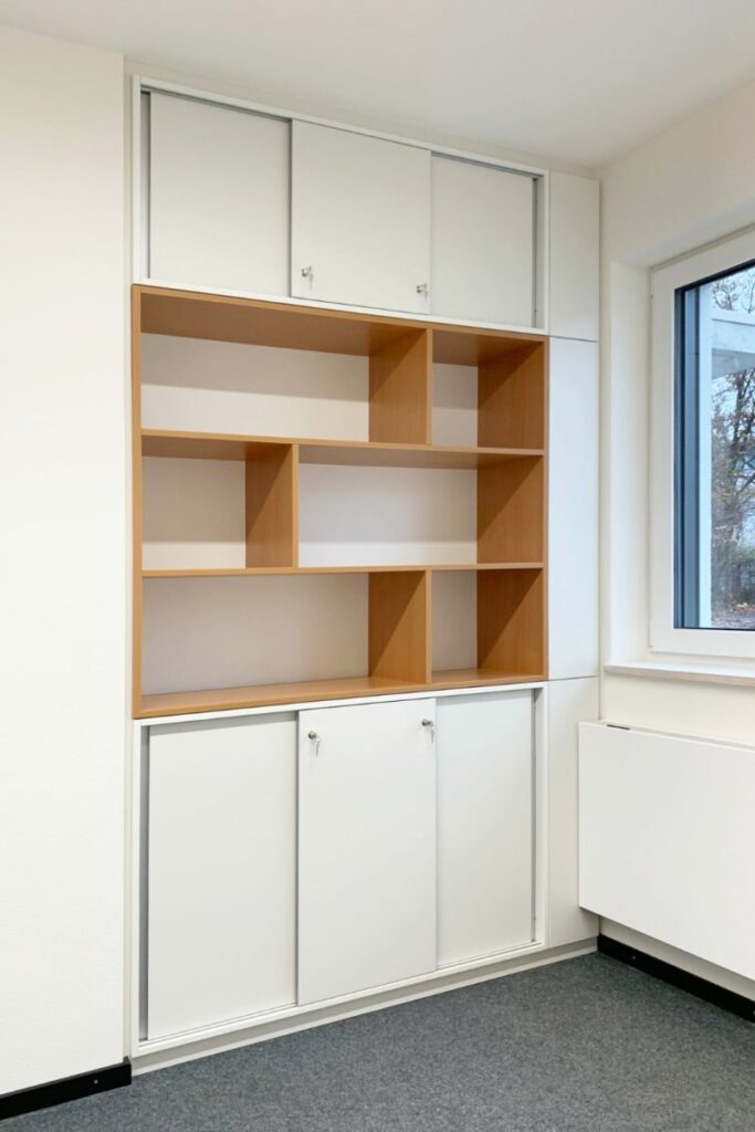 Kommunalbetriebe_Büro mit Einbauschrank aus Holzelementen