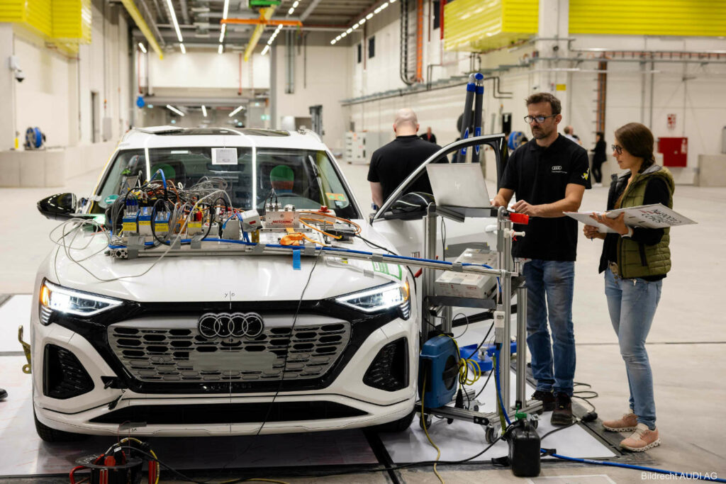 Vorbereitungen zu einem Crashversuch im neuen Fahrzeugsicherheitszentrum der AUDI AG