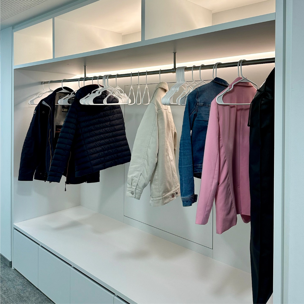 Garderobe im DonauTower ind den Teamflächen von roomarts