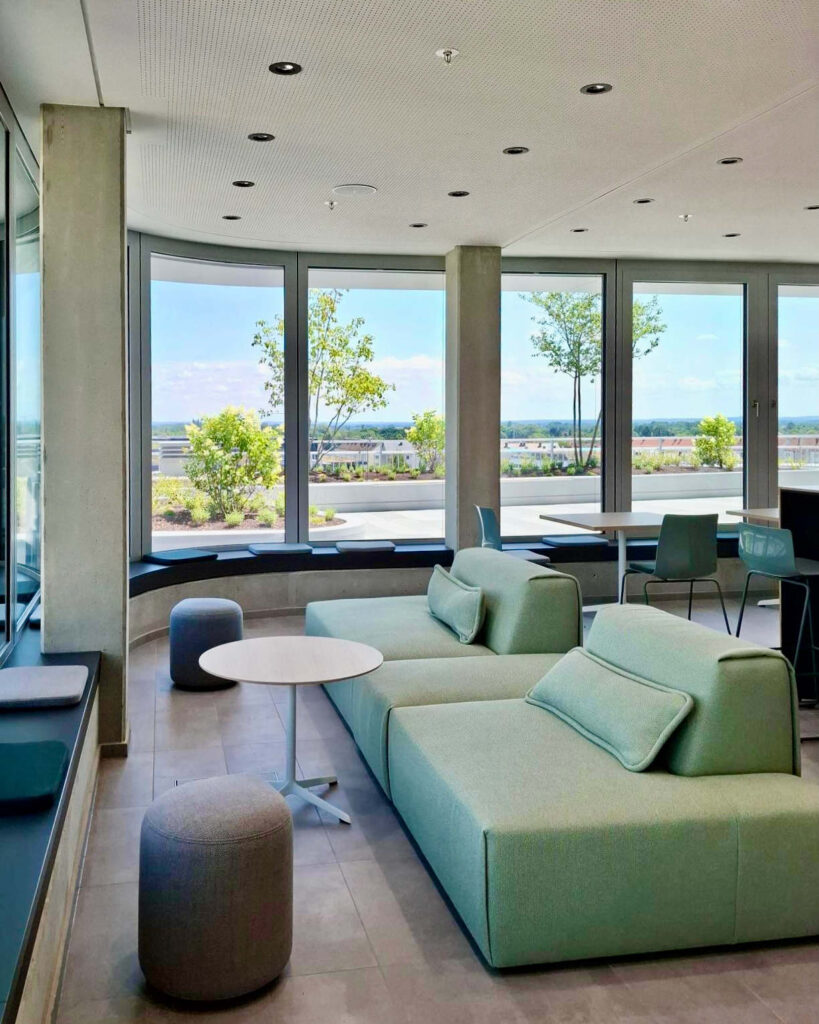 Cafeteria im DonauTower Innenarchitektur von roomarts