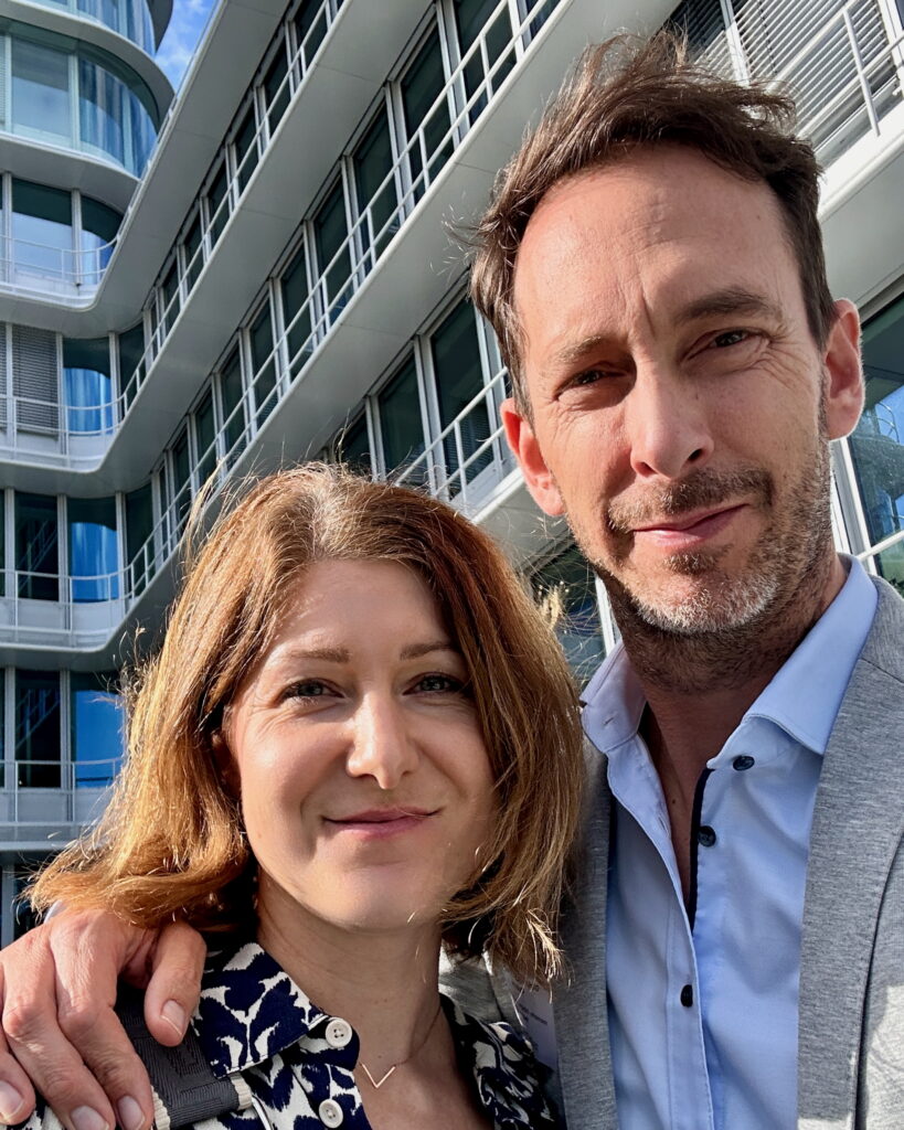 Julia und Holger Odorfer die Innenarchitekten von roomarts vor ihrem Projekt dem DonauTower