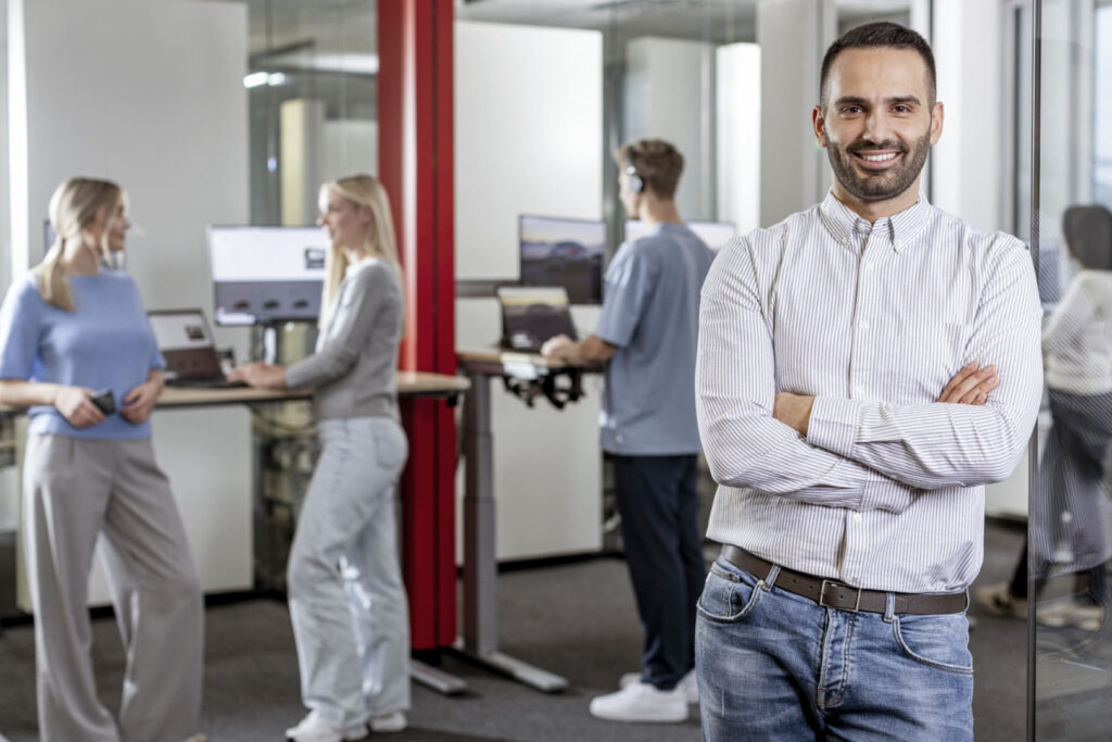 AIA roomarts Callcenter Arbeitsplatz mit Meetingzone