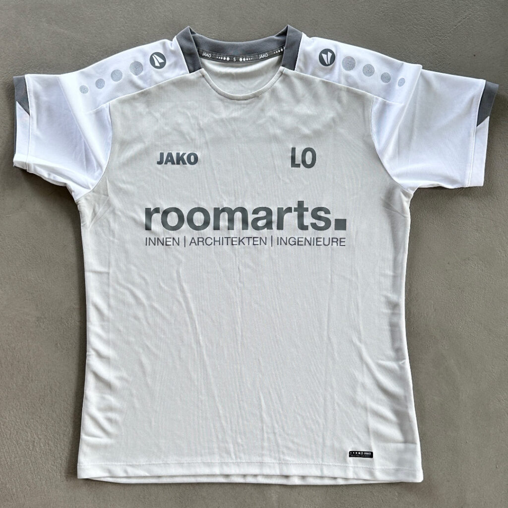 Gesponsertes T-Shirt der C-Jugend der JFG Postbauer-Heng mit Aufdruck von roomarts – Förderung lokaler Nachwuchsarbeit
