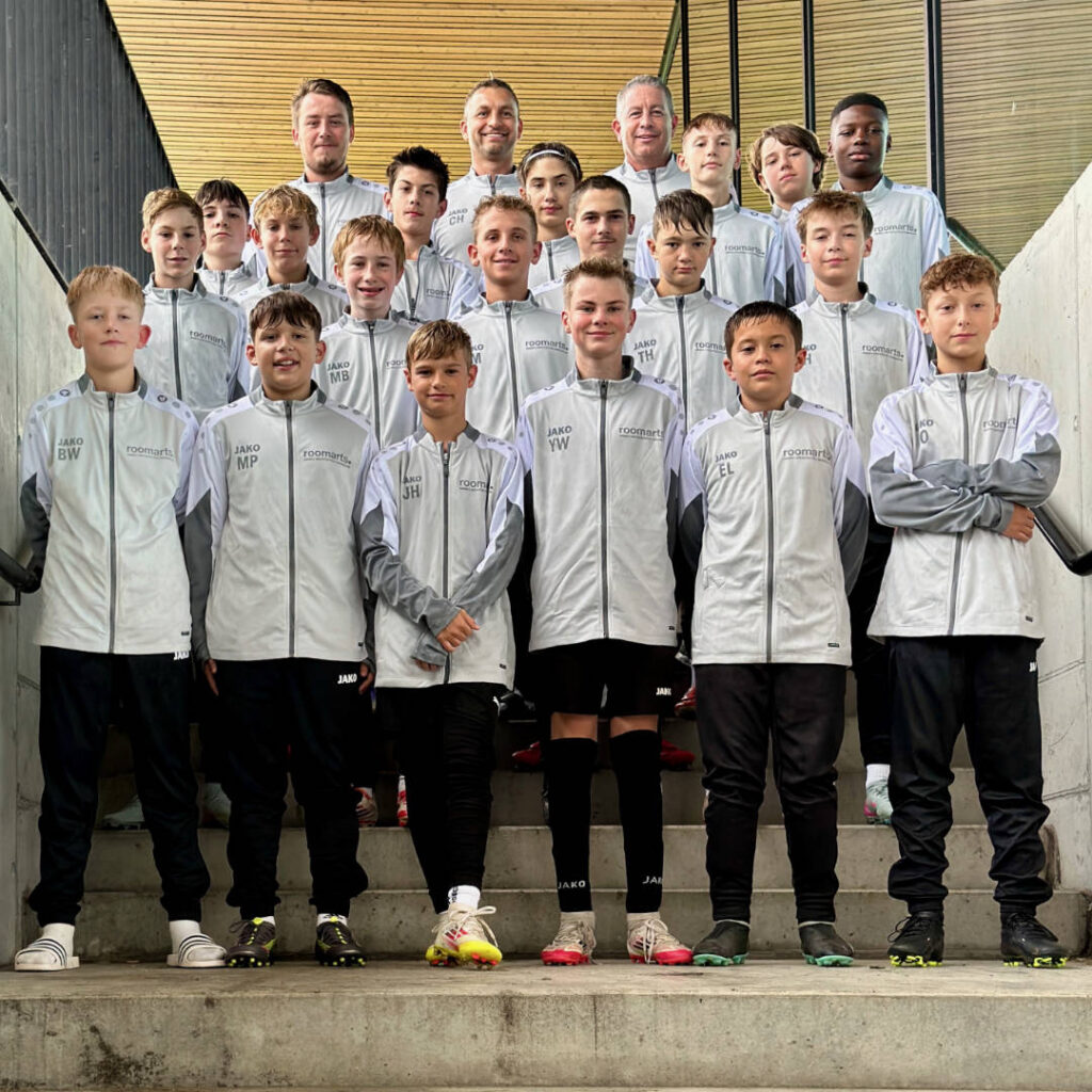 C-Jugend der JFG Postbauer-Heng mit neuen Trainingsanzügen – Unterstützung durch roomarts aus Postbauer-Heng