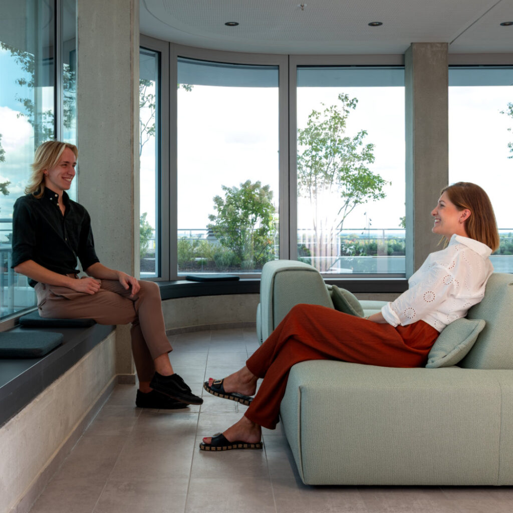 Cafeteria im DonauTower – Loungebereich mit Ausblick über Ingolstadt