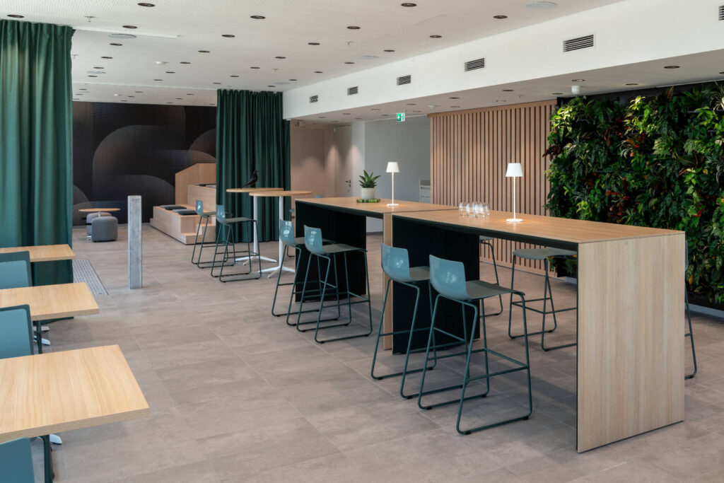 Cafeteria im DonauTower – Raum für Begegnung mit Begrünung und Tribüne