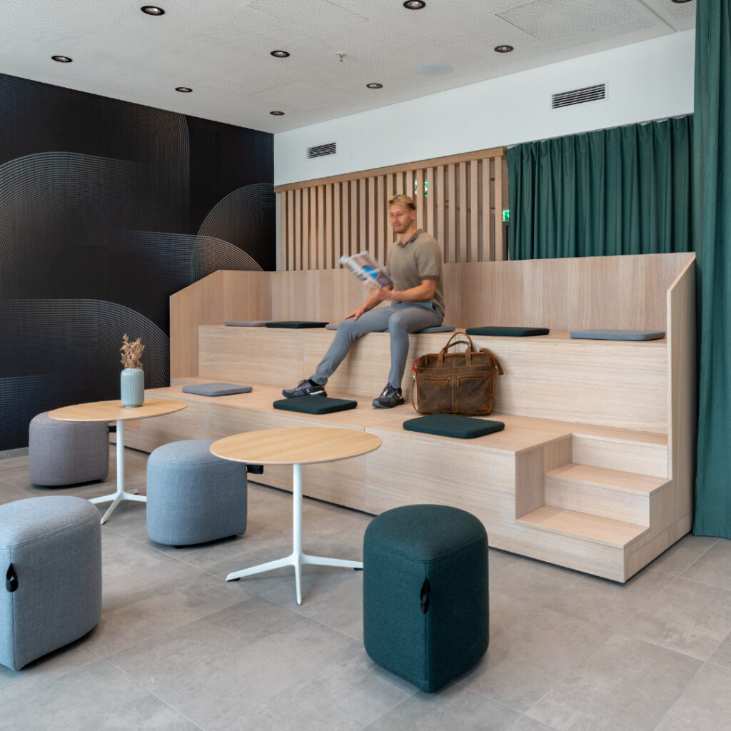 Tribüne in der Cafeteria des DonauTower mit Mitarbeitenden – gelebte Büroarchitektur