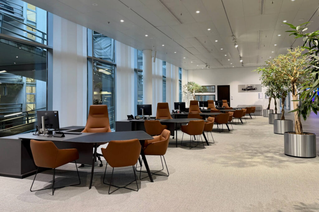 Check-In Bereich Audi Forum Neckarsulm mit mehreren Beraterarbeitsplätzen und einheitlichem Raumkonzept