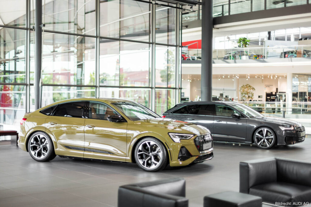 Fahrzeugausstellung im Audi Forum Neckarsulm mit Präsentation aktueller Audi Modelle im Innenraum