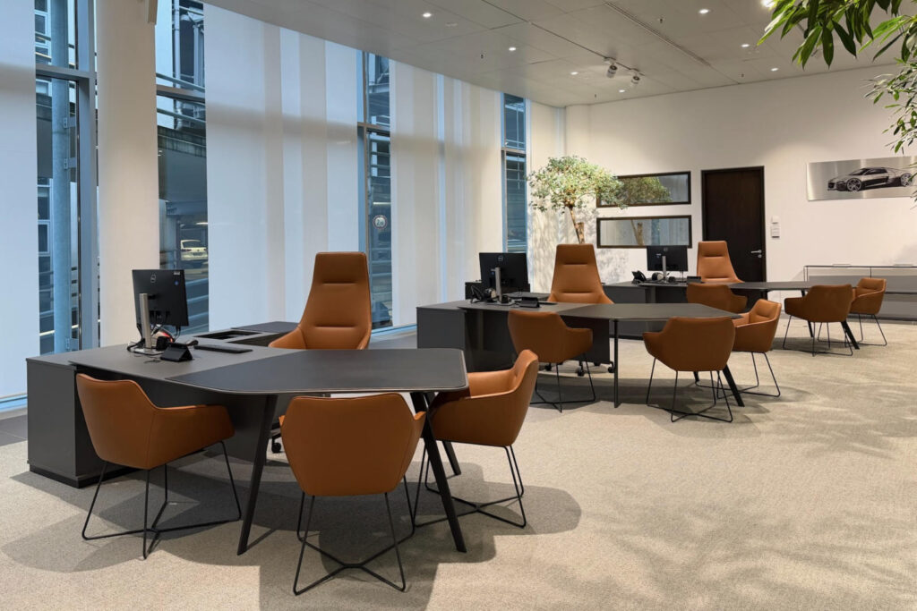 Check-In Bereich Audi Forum Neckarsulm mit individuell gestalteten Beraterarbeitsplätzen und integrierter Möbellösung