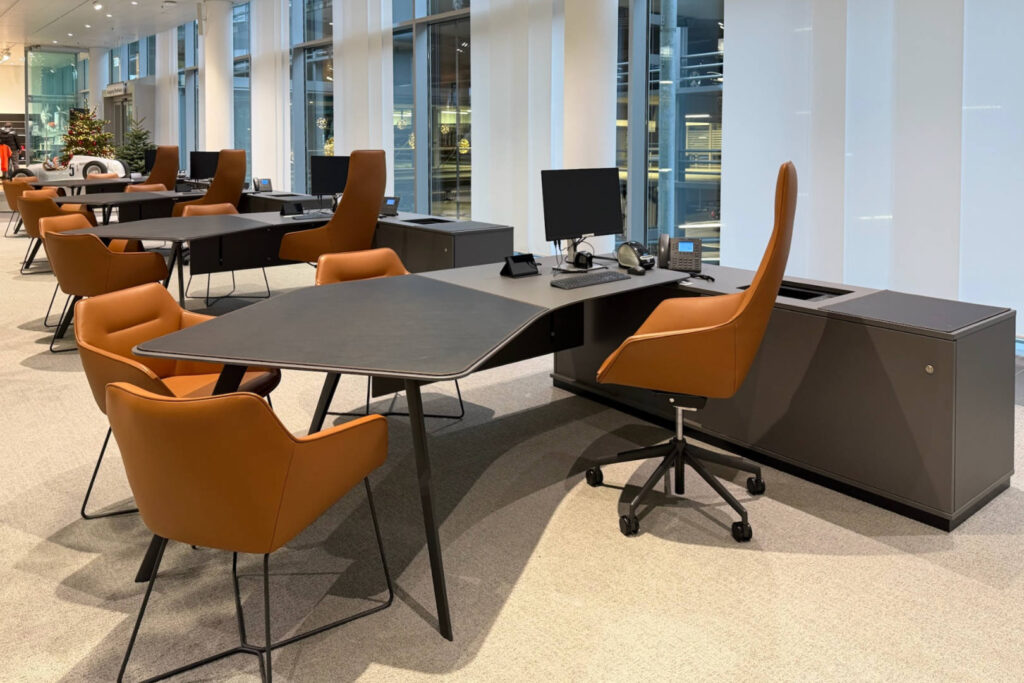 Beraterarbeitsplatz im Check-In Bereich Audi Forum Neckarsulm mit individuell gestaltetem Tisch und integrierter Technik