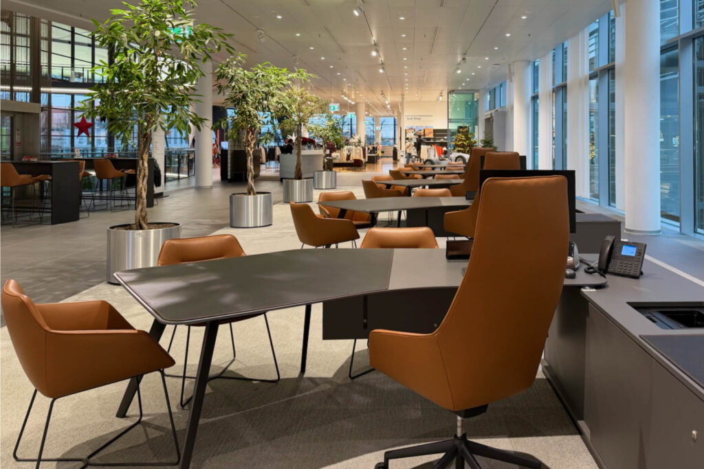 Beraterarbeitsplatz Audi Forum Neckarsulm mit Blick in das Forum