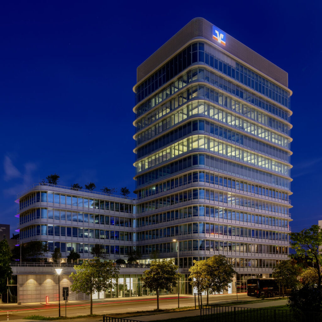 DonauTower VR Bank Bayern Mitte eG am Abend