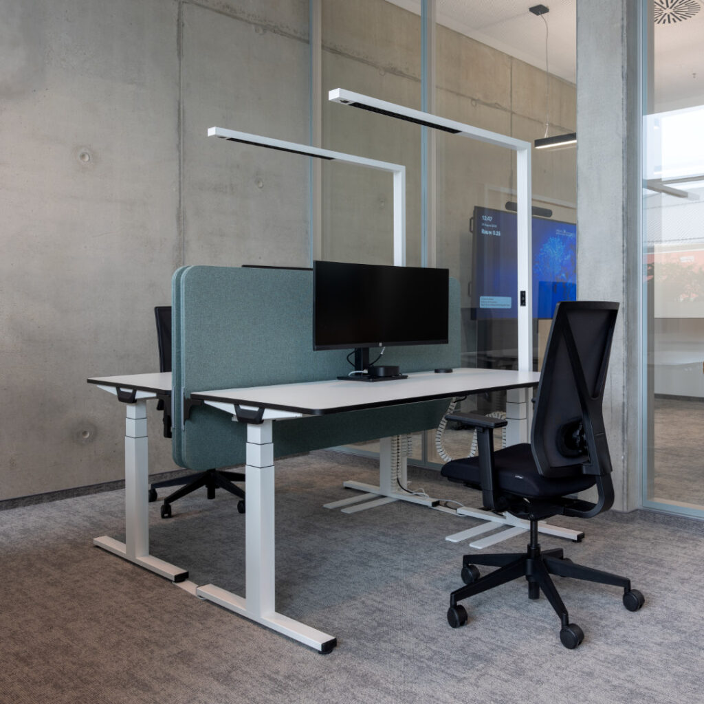 Ergonomische Arbeitstische mit individuell einstellbarer Beleuchtung
