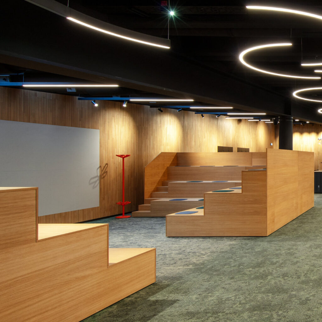 AUDI Co-Working – Tribüne und Schreibfläche